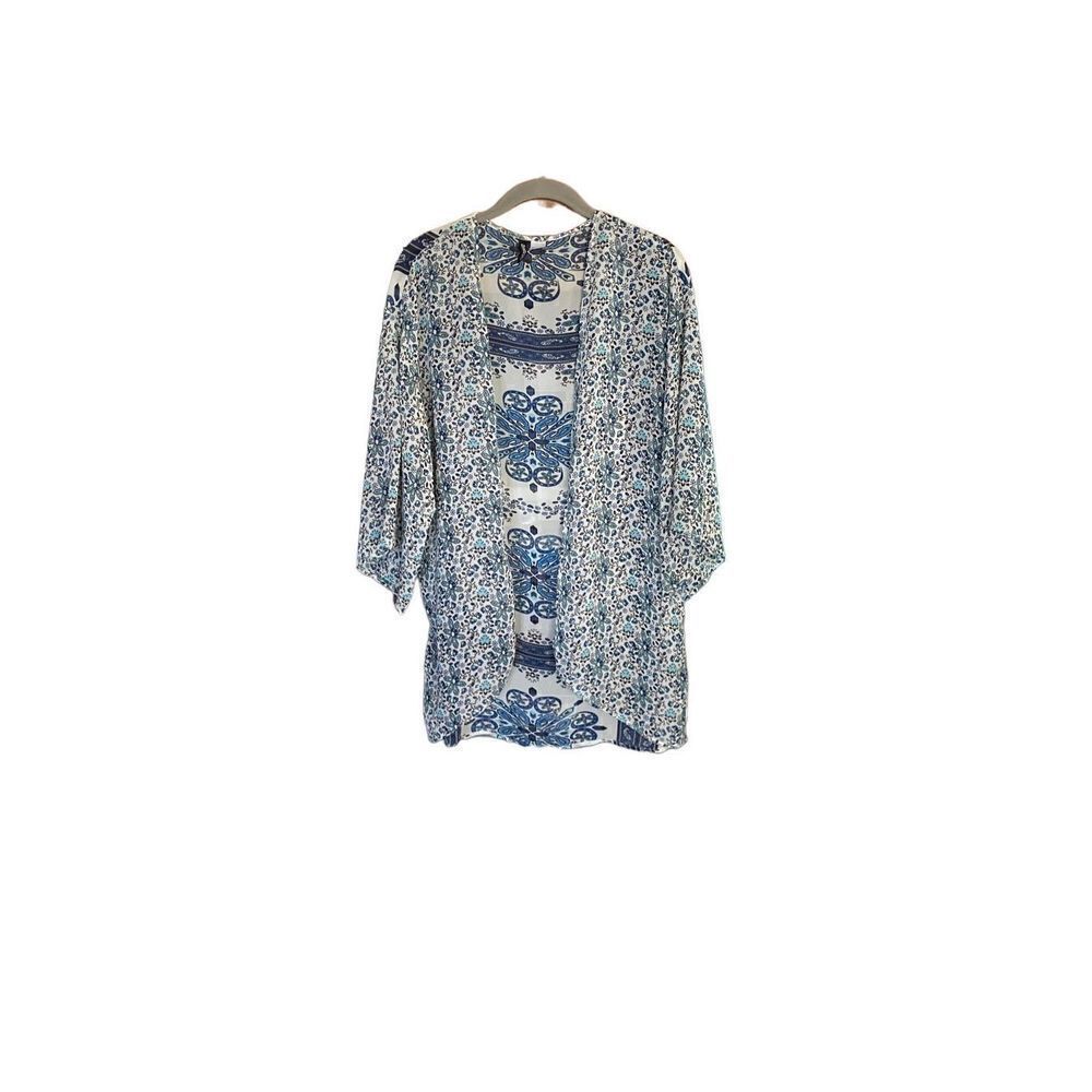 Divided H&M women’s sheer floral blue and white kimono size large